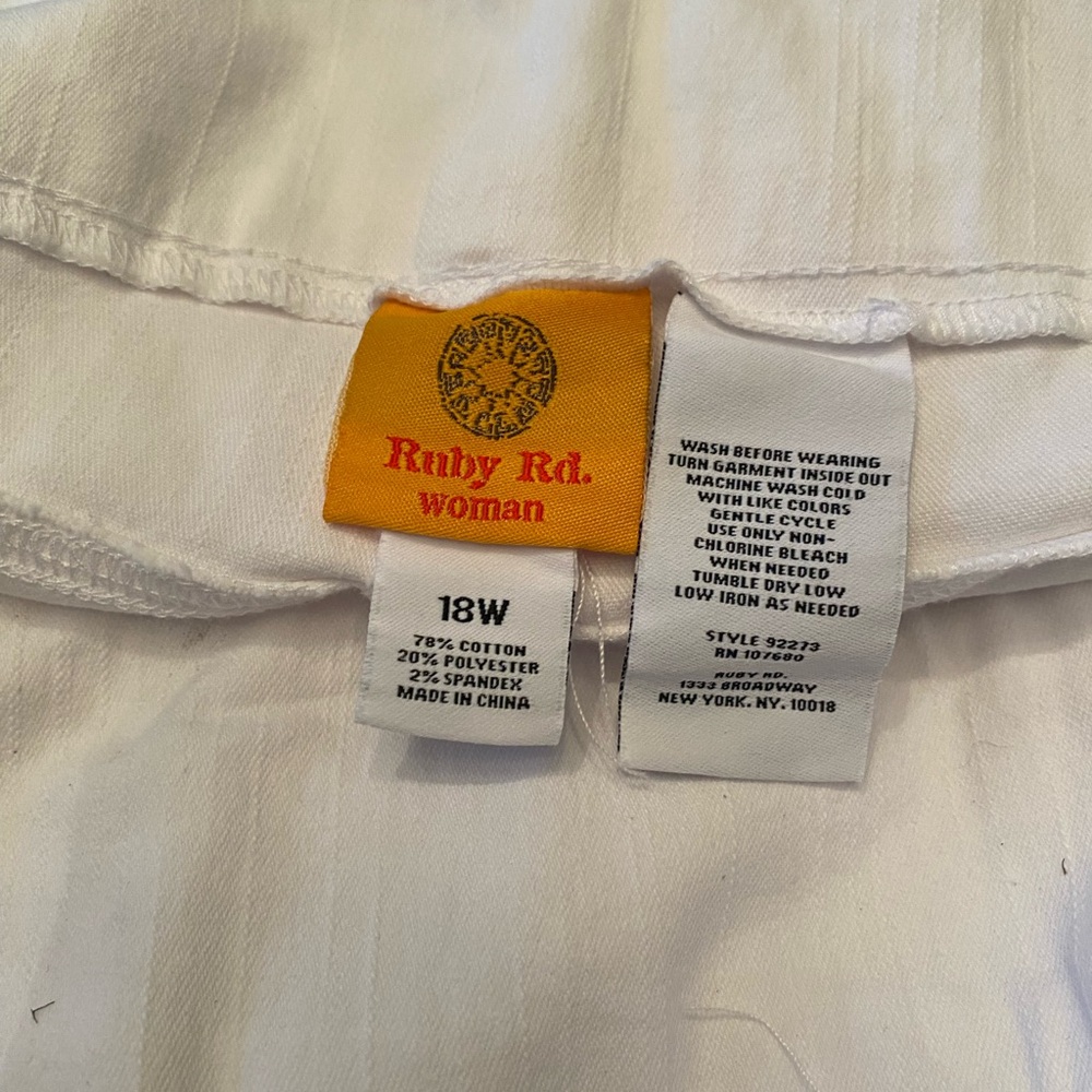 Ruby Rd. White Ankle Pants - Picture 2 of 4